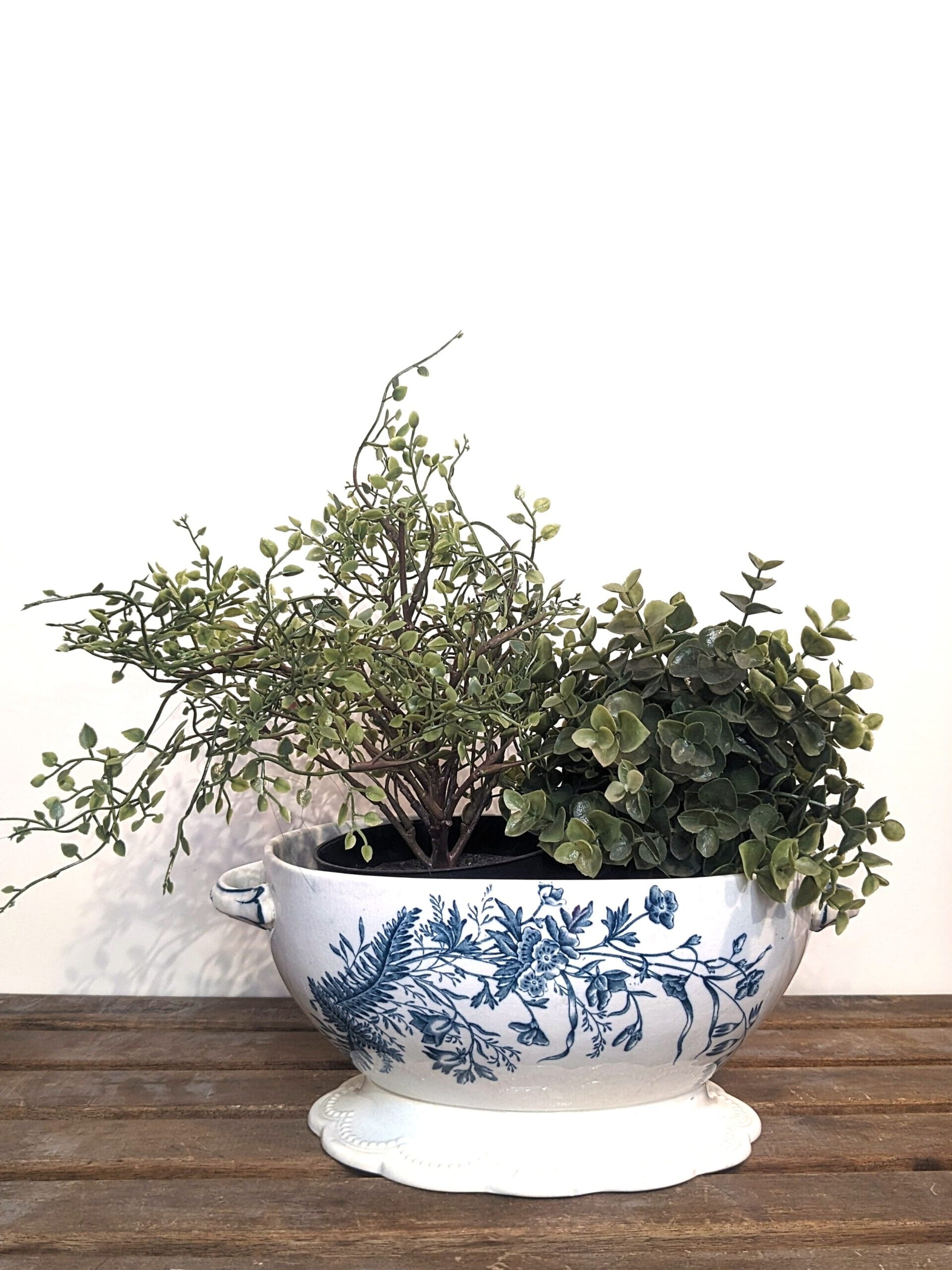 Detalle de asa y decoración botánica azul cobalto en sopera antigua Sandeman Campanula