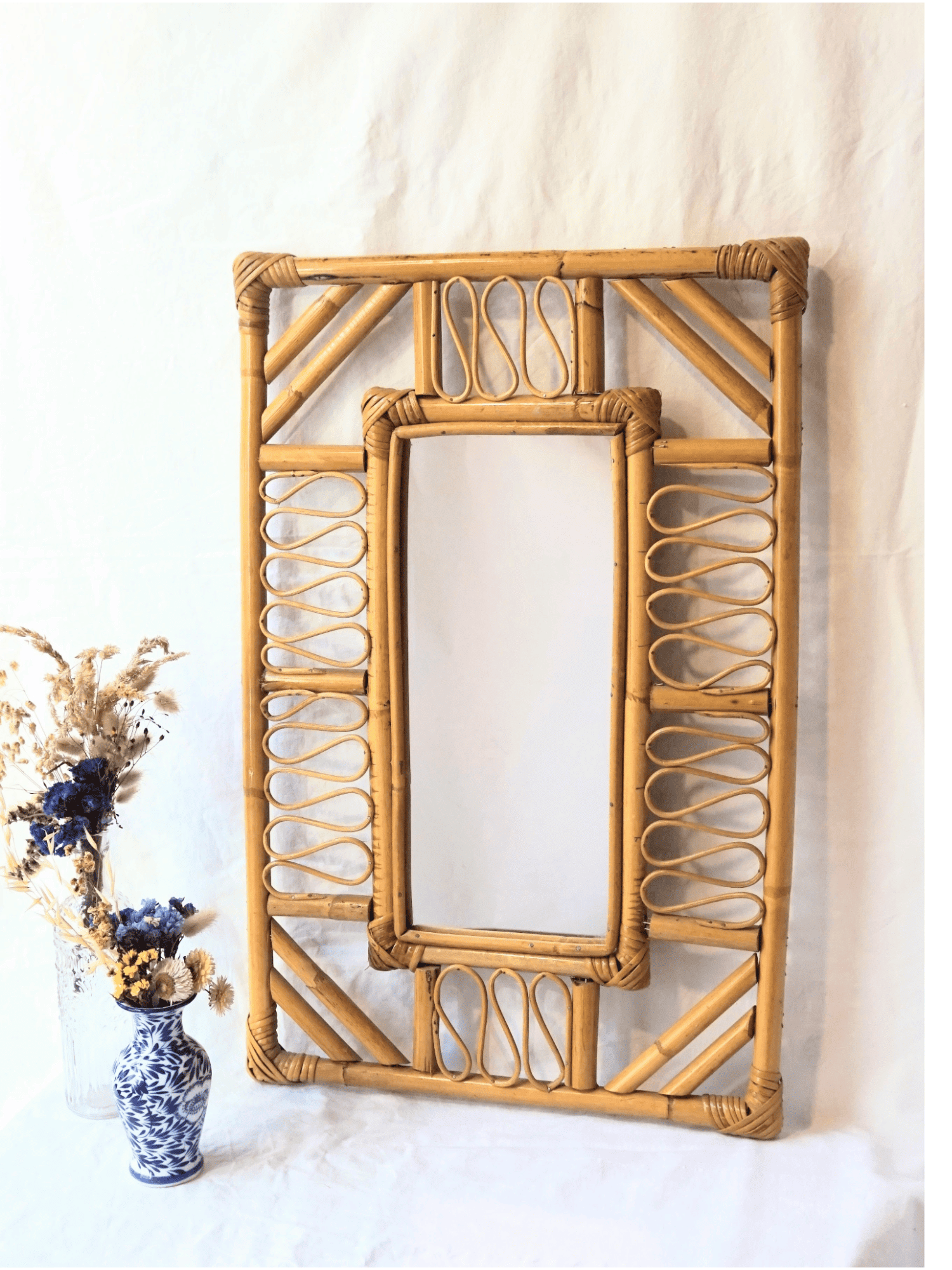 Espejo rectangular vintage de bambu y ratan con marco calado de estilo boho chic