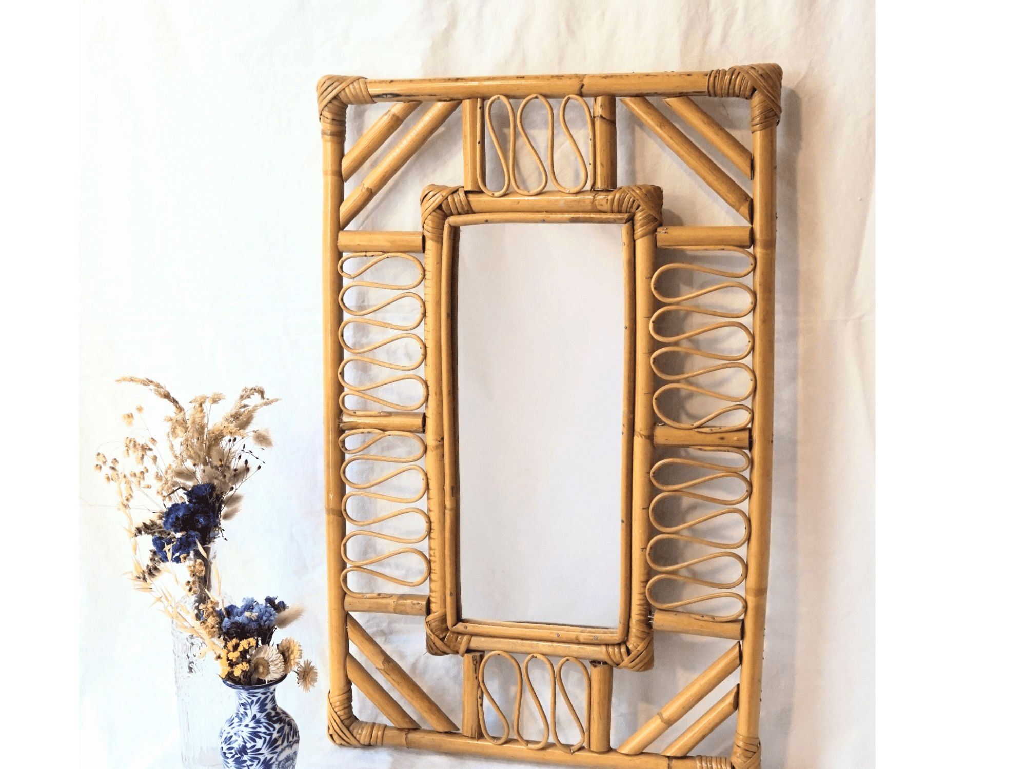 Espejo rectangular vintage de bambu y ratan con marco calado de estilo boho chic