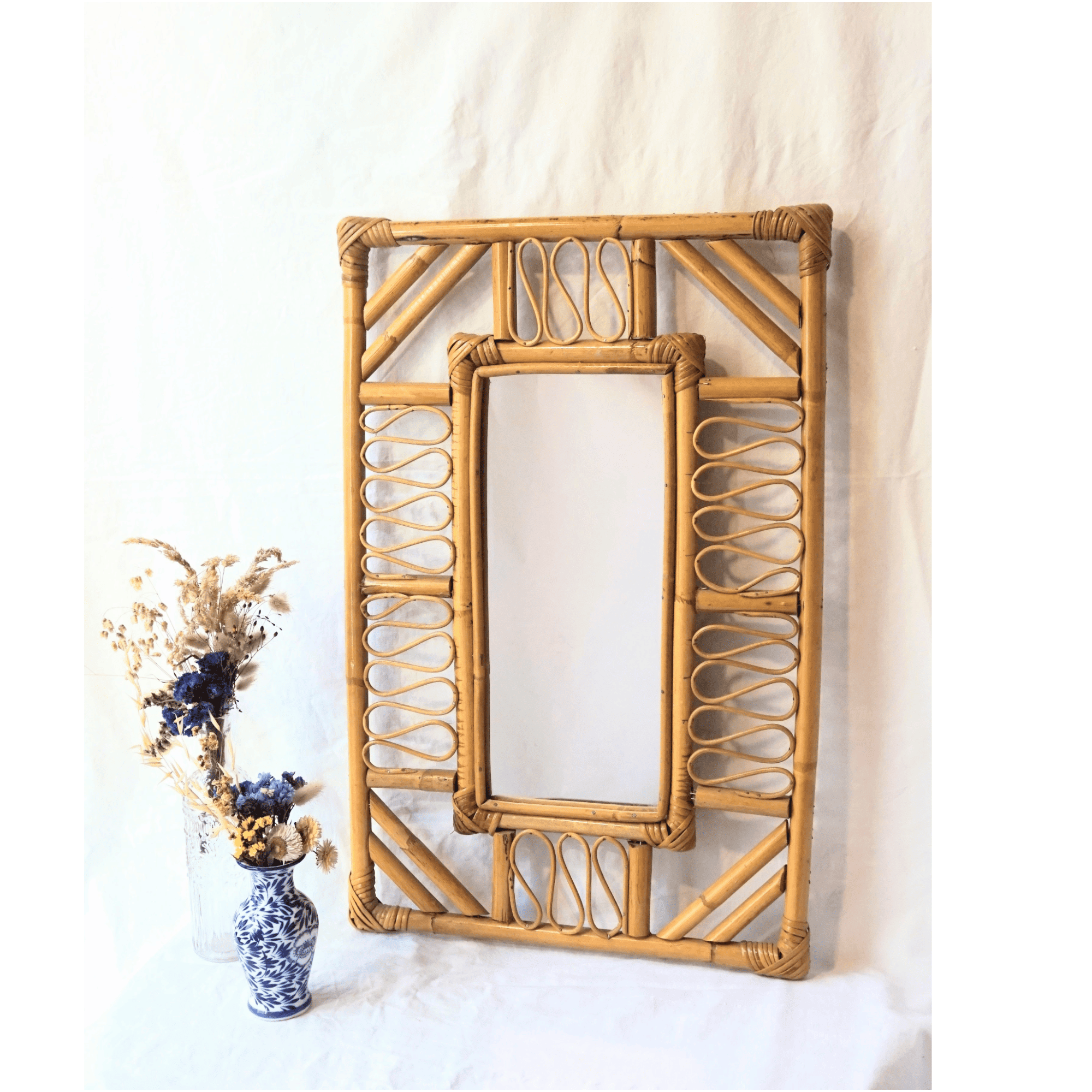 Espejo rectangular vintage de bambu y ratan con marco calado de estilo boho chic