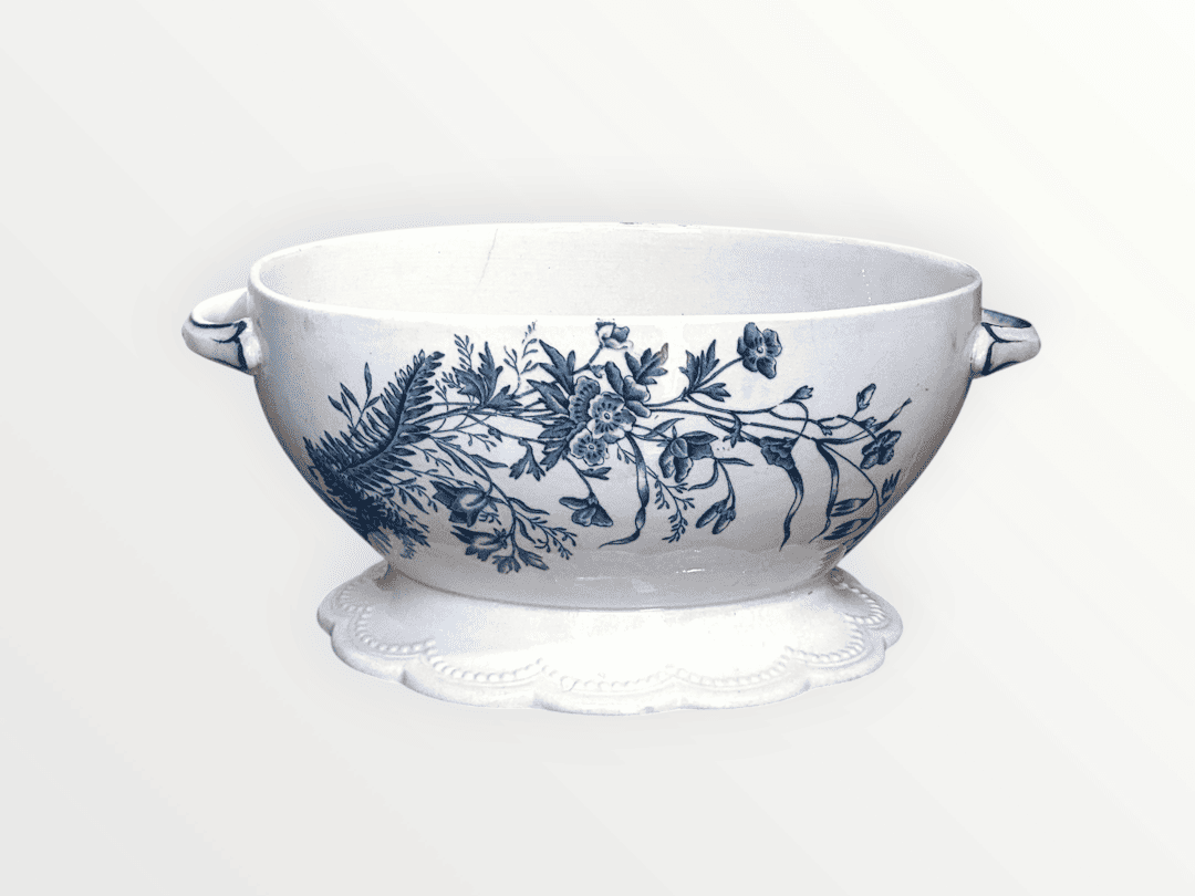 Sopera o ensaladera ovalada de loza opaca antigua con diseño transferware azul