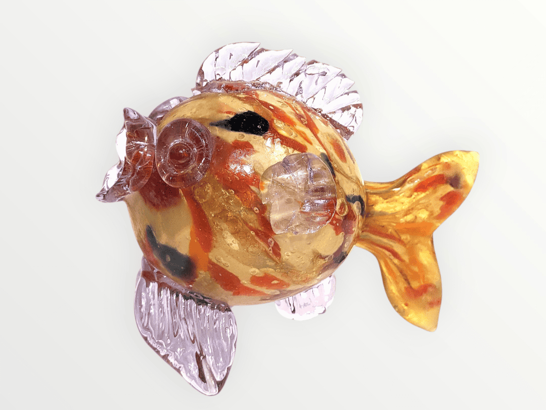 Figura de pez en cristal de Murano soplado a mano con motas multicolores Tutti Frutti y aletas transparentes.