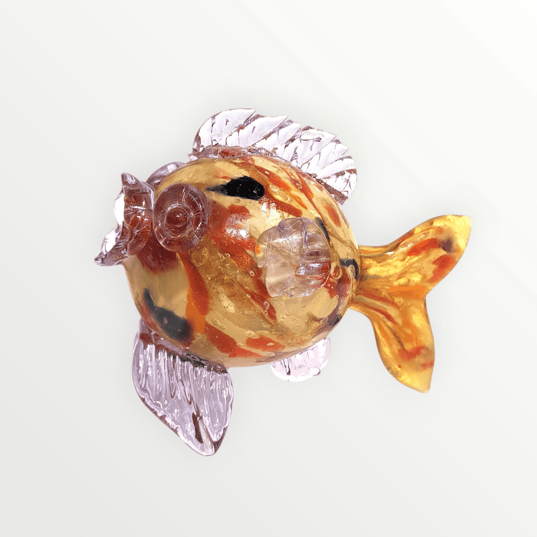 Figura de pez en cristal de Murano soplado a mano con motas multicolores Tutti Frutti y aletas transparentes.
