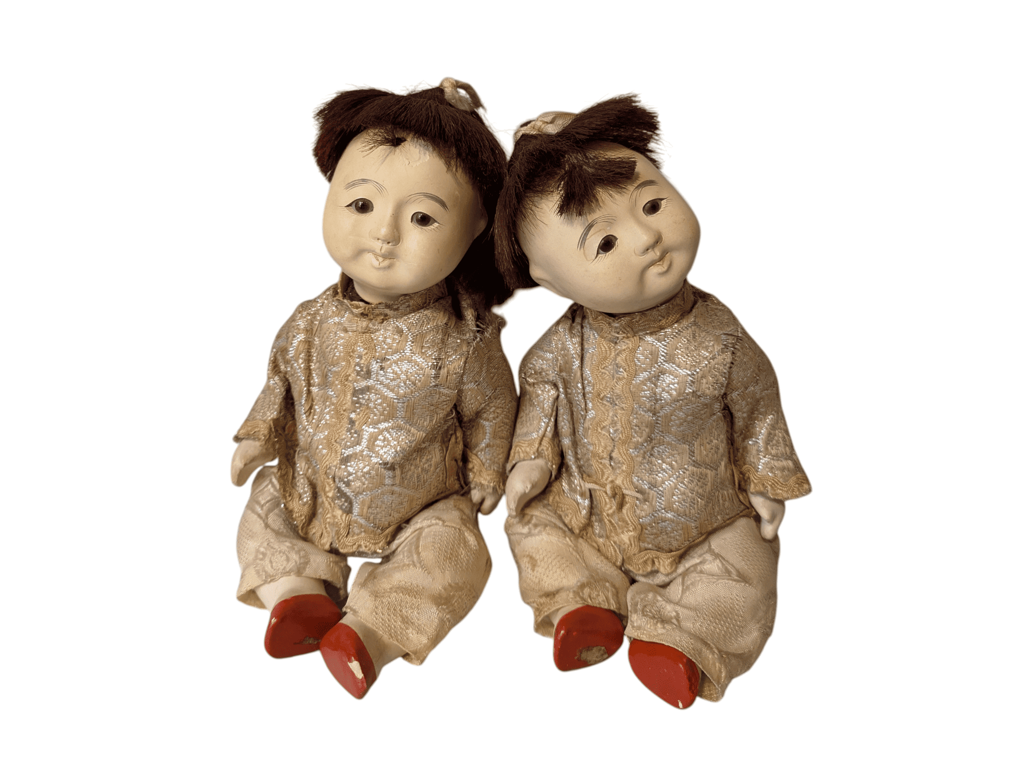 Pareja de muñecos tradicionales japoneses Gofun e Ichimatsu con trajes de seda dorada