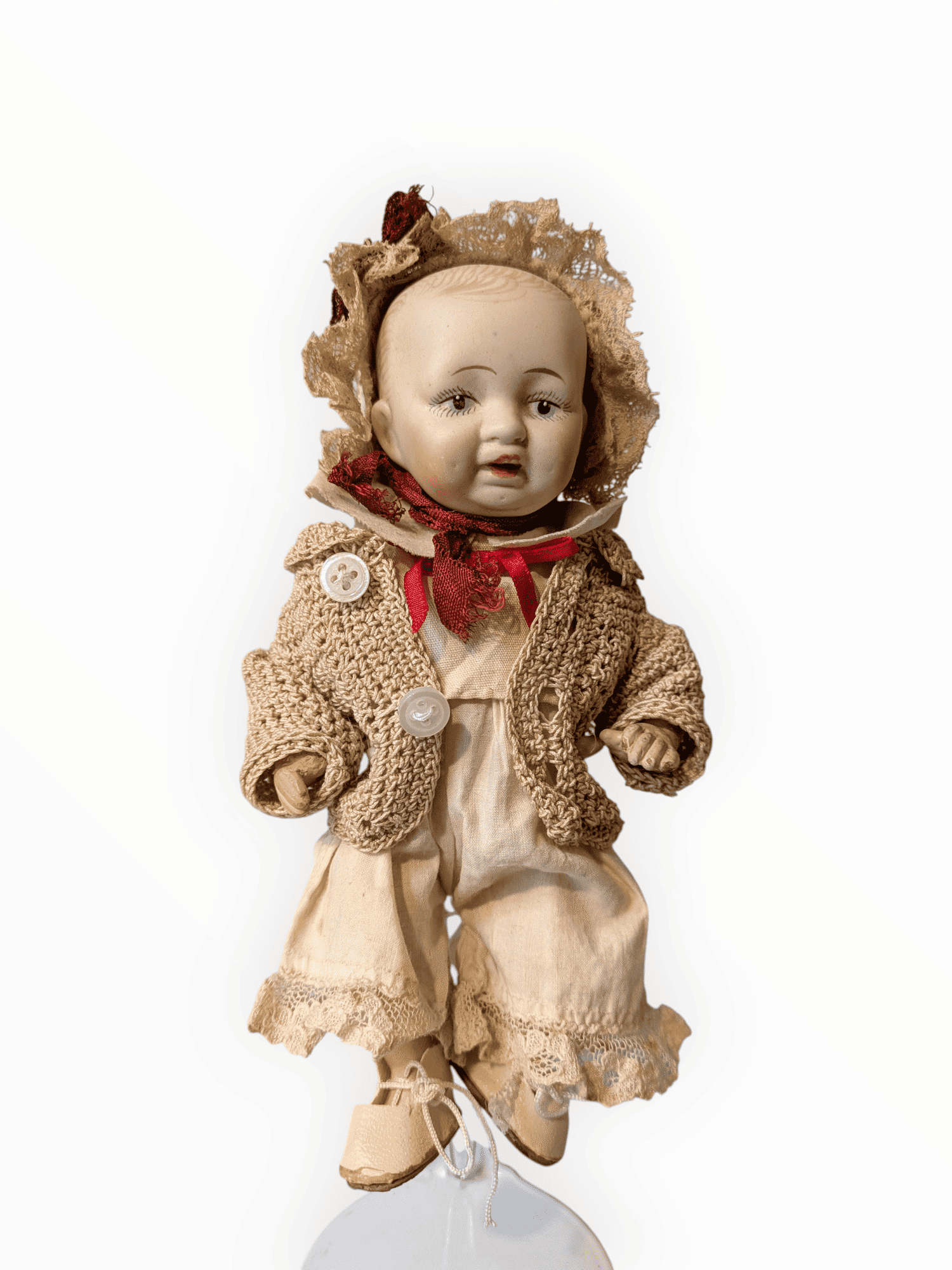 Muñeca antigua Morimura Bros con cabeza de bizcocho, chaqueta de ganchillo y capota