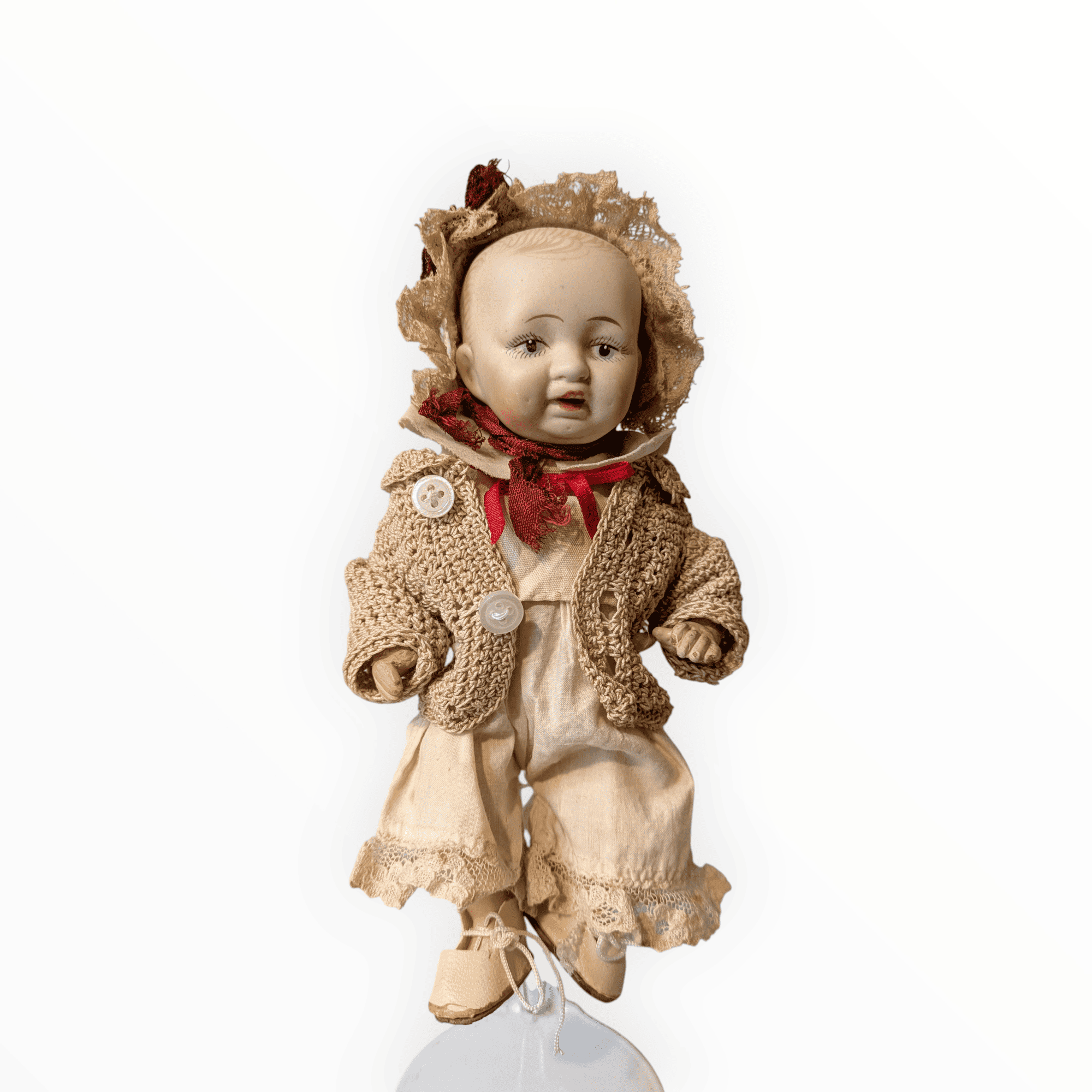 Muñeca antigua Morimura Bros con cabeza de bizcocho, chaqueta de ganchillo y capota