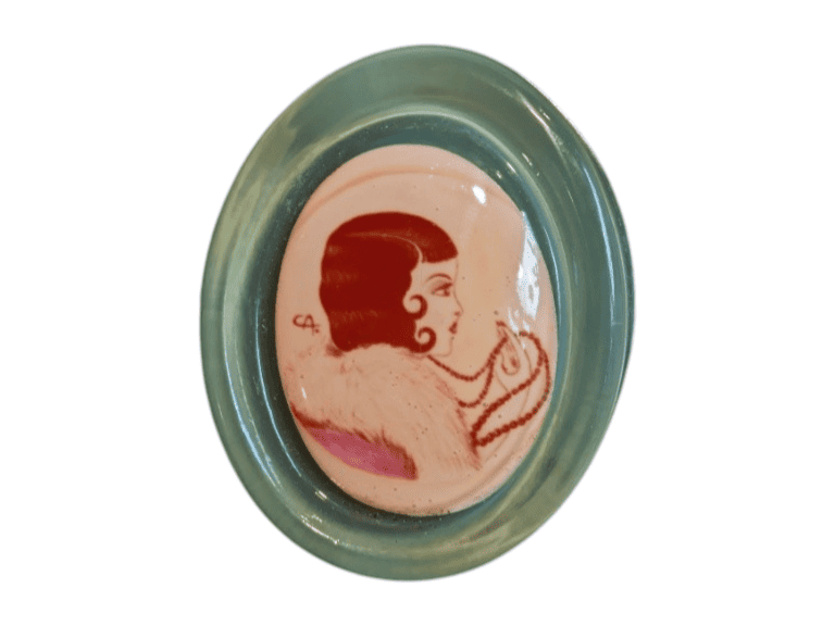 Broche vintage estilo Art Déco con retrato de mujer flapper firmado CA