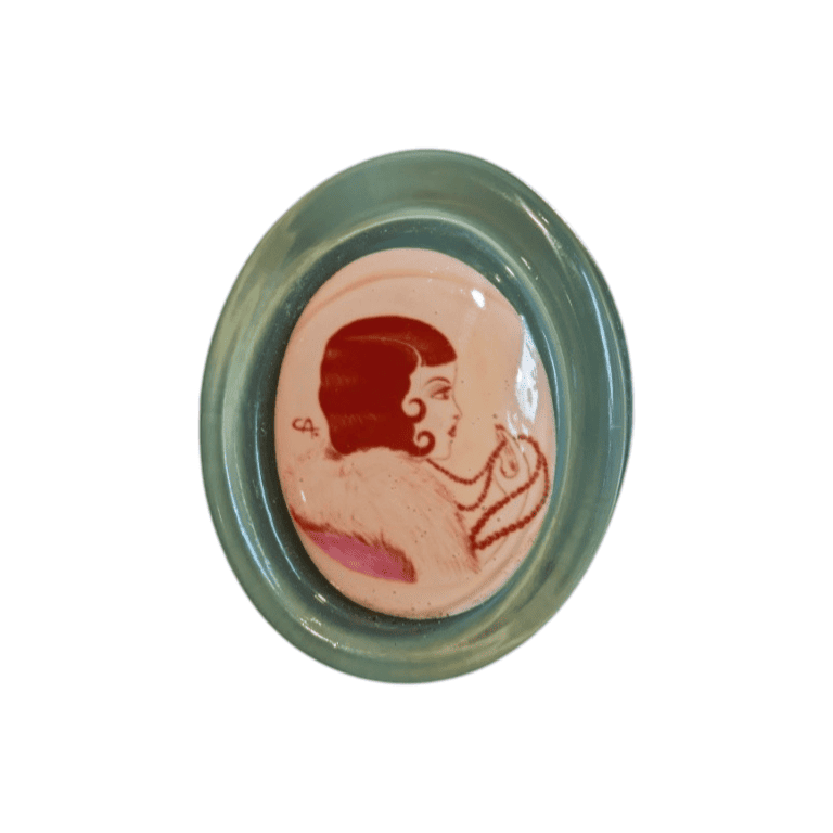 Broche vintage estilo Art D&eacute;co con retrato de mujer flapper firmado CA