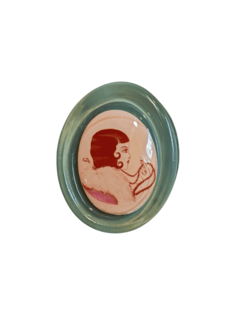 Broche vintage estilo Art Déco con retrato de mujer flapper firmado CA