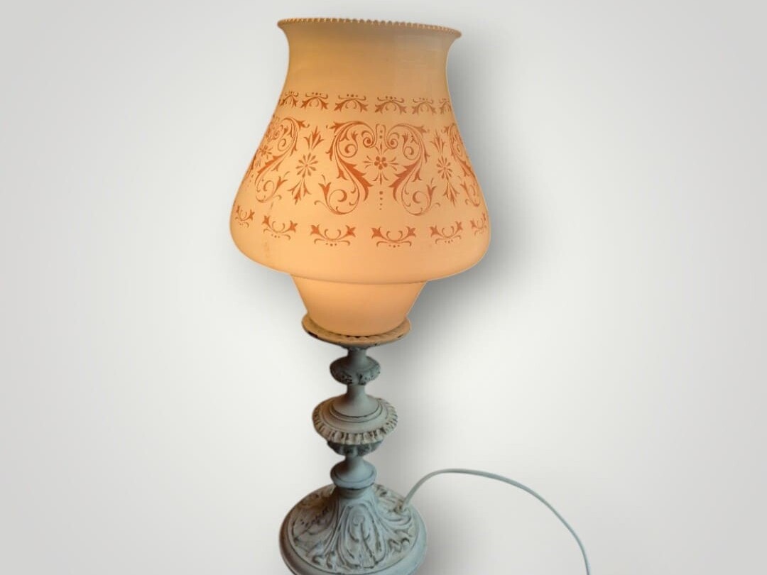 Lámpara de sobremesa vintage de 45 cm de alto con pie de bronce decapé blanco y tulipa acampanada de opalina