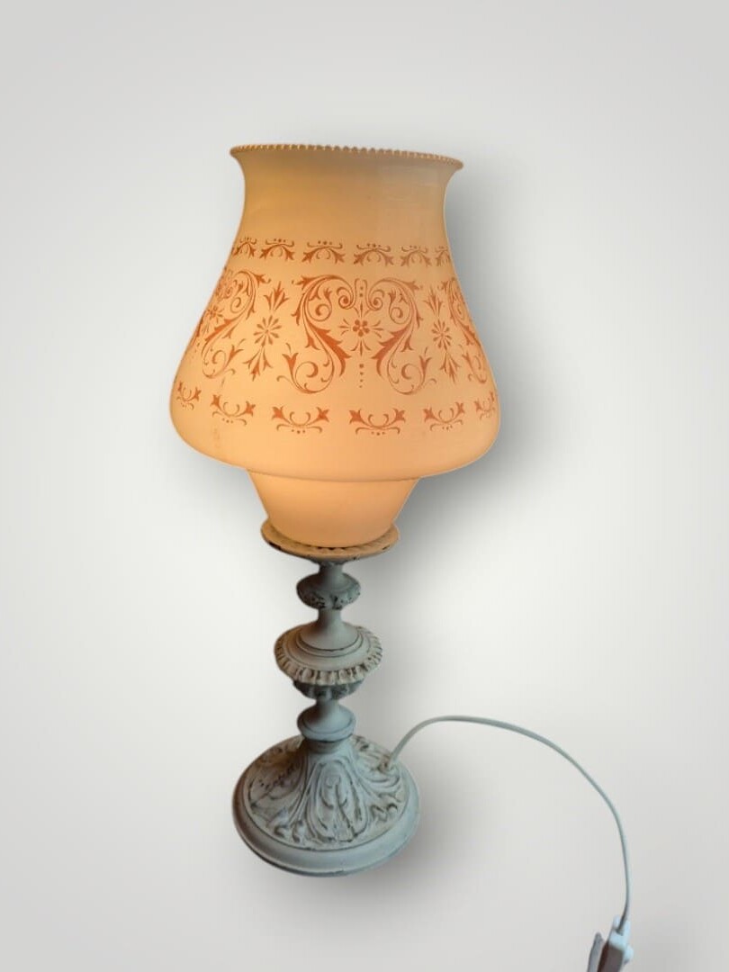 Lámpara de sobremesa vintage de 45 cm de alto con pie de bronce decapé blanco y tulipa acampanada de opalina