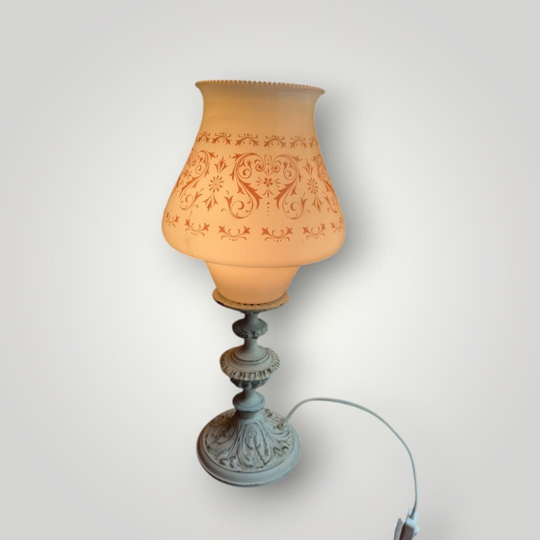 L&aacute;mpara de sobremesa vintage de 45 cm de alto con pie de bronce decap&eacute; blanco y tulipa acampanada de opalina