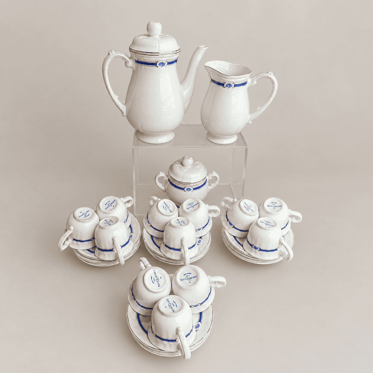 Juego de caf&eacute; de porcelana San Claudio de 12 servicios con cenefa azul y oro