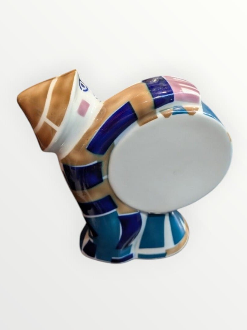 Escultura de porcelana de Sargadelos representando un tamborilero con diseño geométrico cubista en tonos azul, rosa y pardo