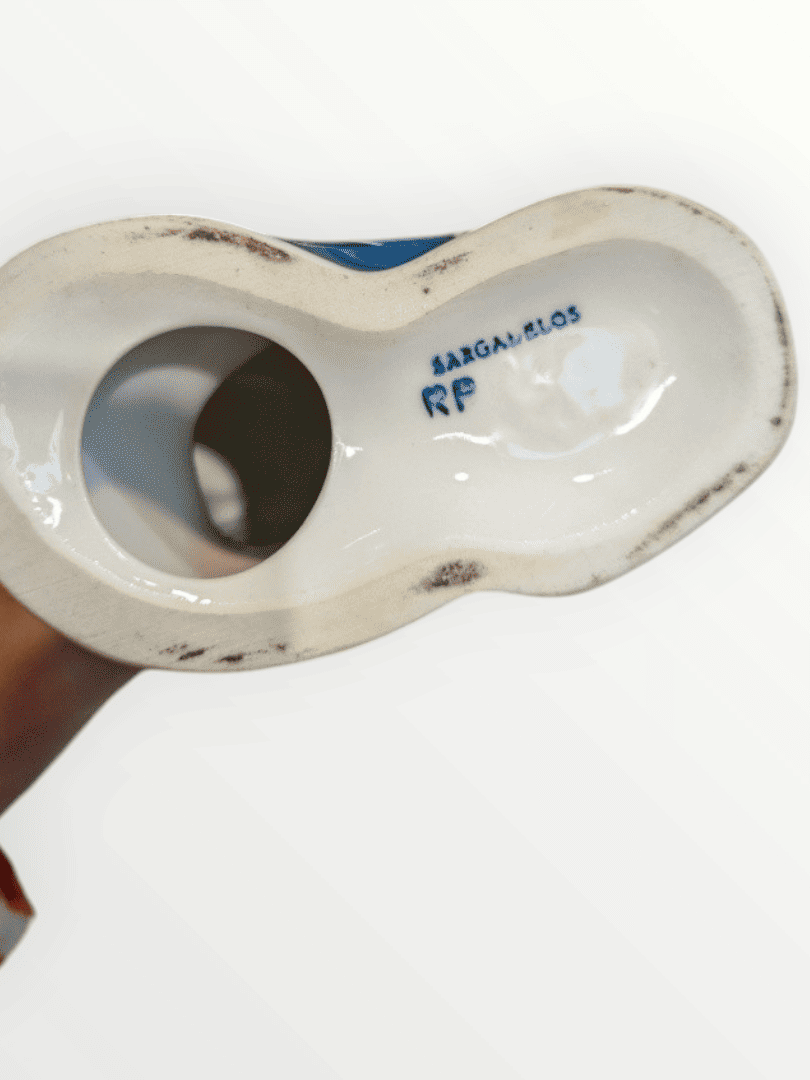 Sello auténtico de marca Sargadelos y monograma RP en la base de porcelana
